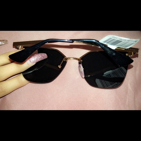 Prada sun glasses - Picture 2 of 4